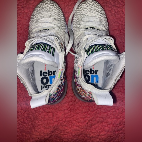 Lebron XVII GS 4Y - Picture 4 of 6